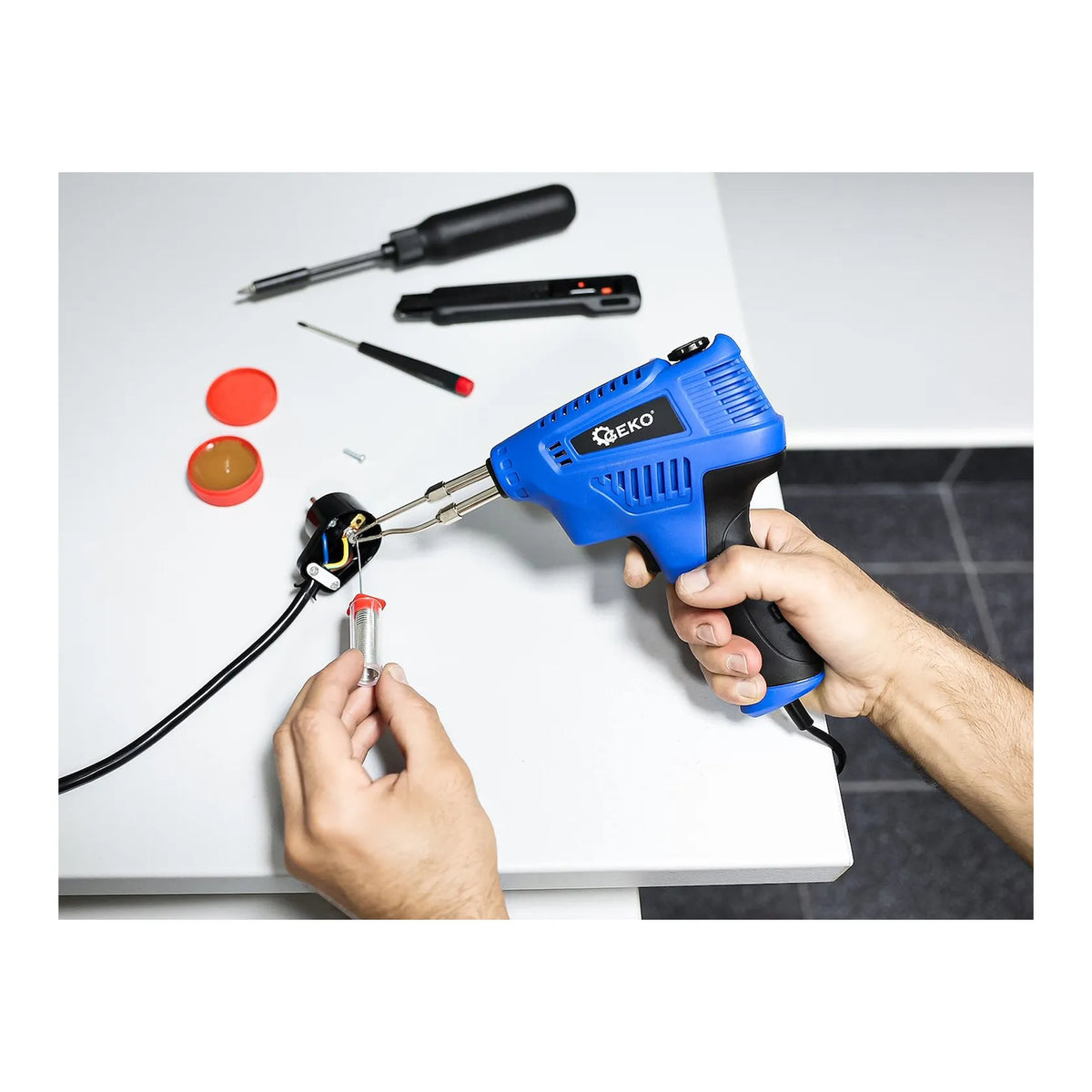 GEKO Soldeerpistool met LED 200W inclusief Koffer